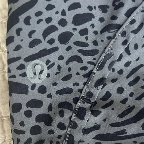 Lululemon Stylish Women's Coral and Black Patterned Shorts - Picture 2 of 6